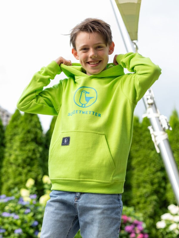 Junge mit grasgrünem Schietwetter-Pulli