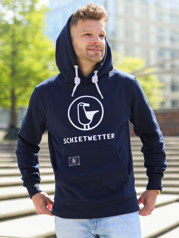 Mann mit dunkelblauem Schietwetter-Pulli